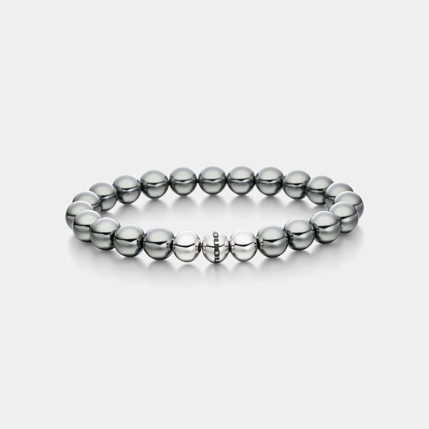 Gesamtansicht eines  Perlenarmbandes aus echten grauen Hämatit-Perlen mit drei antiallergenen Edelstahlperlen von MONOMANIA.
