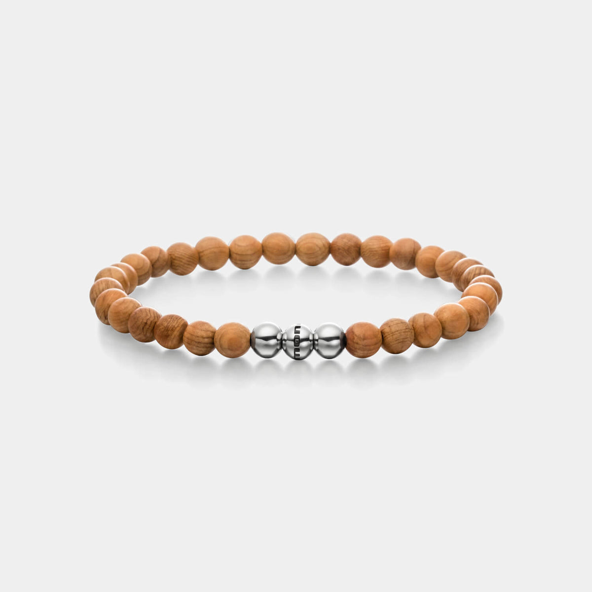 Gesamtansicht eines mittelbraunen Armbandes mit Perlen aus Holz und drei polierten, antiallergenen Edelstahlperlen.