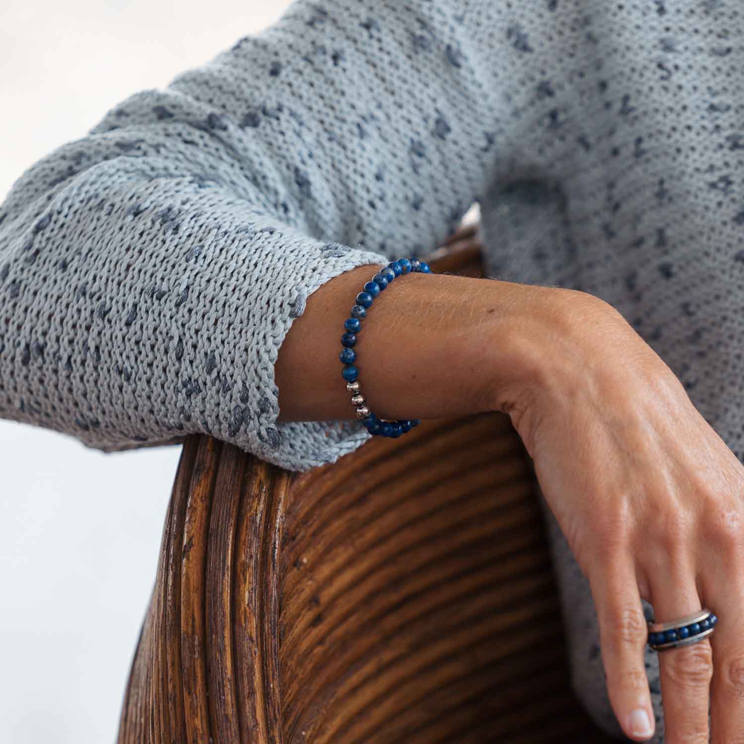 Gesamtansicht eines blauen Perlenarmbandes aus echten Lapislazuliperlen mit drei antiallergenen Edelstahlperlen.