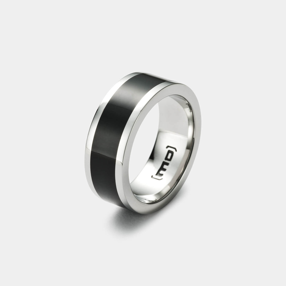 Gesamtansicht eines Edelstahl-Rings mit schwarzer Edelharz-Einlage von MONOMANIA.