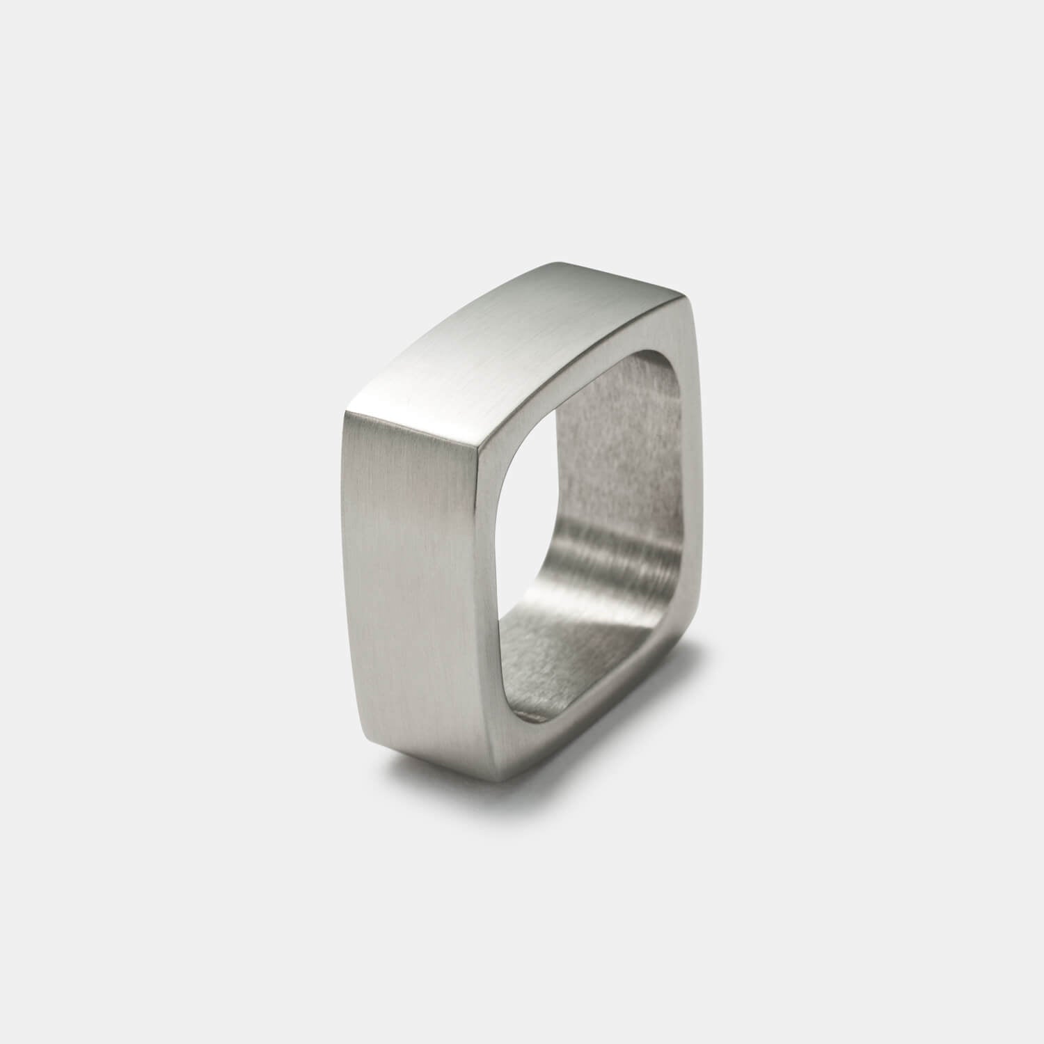 Gesamtansicht eines quadratischen, gebürsteten Rings aus antiallergenem Edelstahl von MONOMANIA.